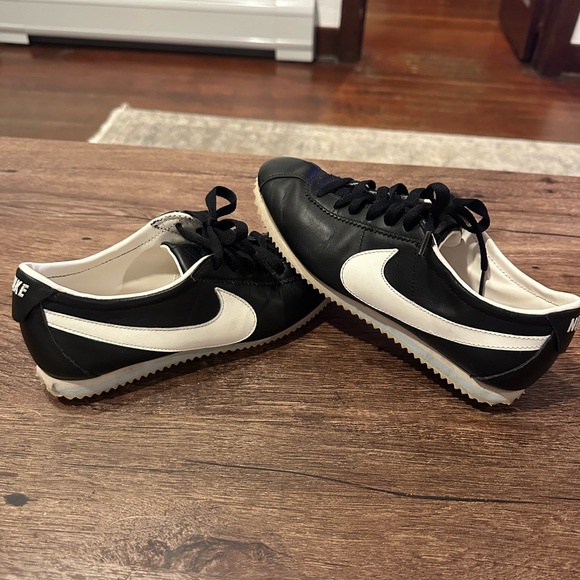 2011 Women’s Nike Cortez - Picture 1 of 9